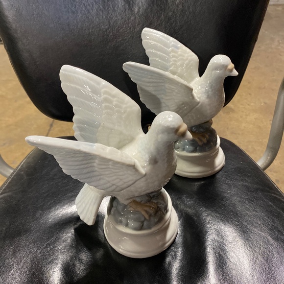 Two 9" Doves Porcelain white nice set of birds - Picture 4 of 9